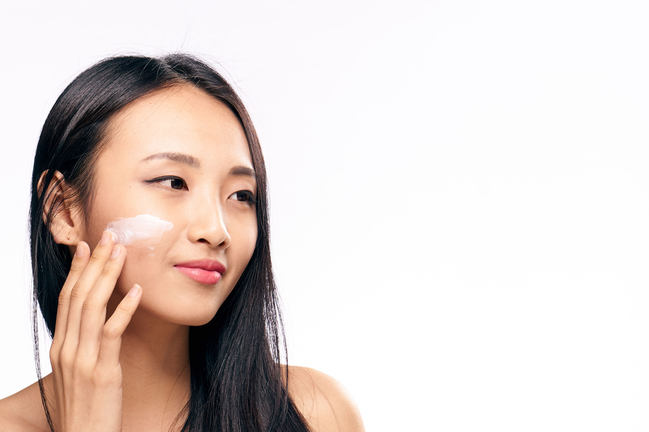 Woman applying the beU Retinol Anti-Aging Moisturiser